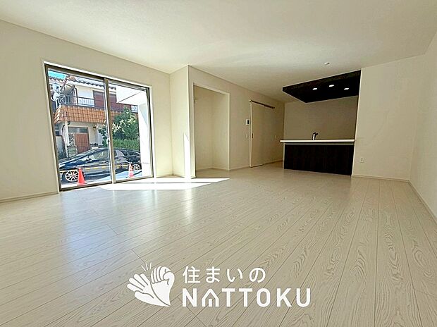 現地写真（リビング）
フローリング材には、木目、色調など木材特有の風合いがあり、ナチュラルな美しさになっています。
