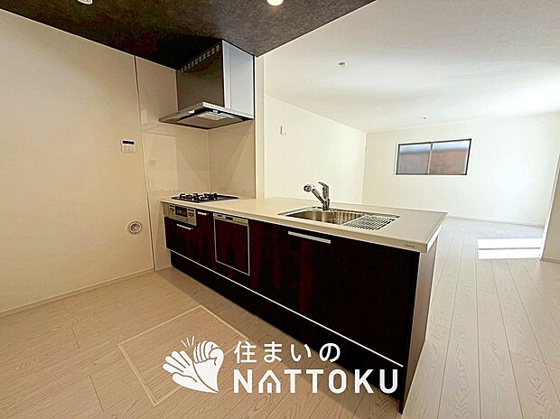 現地写真（キッチン）
収納たっぷりのシステムキッチン、浄水器付水栓を標準装備しています。
