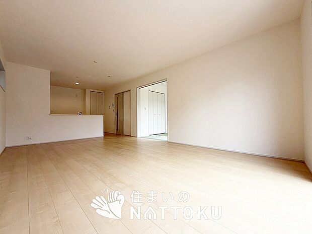 現地写真(リビング)
フローリング材には、木目、色調など木材特有の風合いがあり、ナチュラルな美しさになっています。