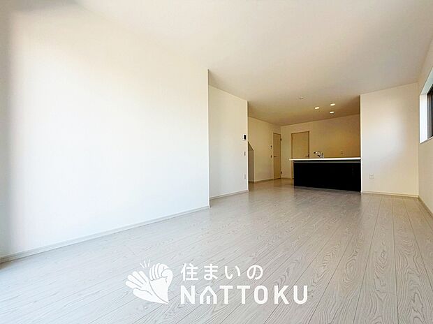 現地写真(リビング)
フローリング材には、木目、色調など木材特有の風合いがあり、ナチュラルな美しさになっています。