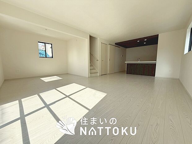 現地写真（リビング）
フローリング材には、木目、色調など木材特有の風合いがあり、ナチュラルな美しさになっています。
