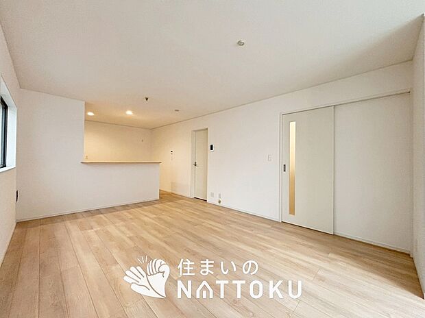 現地写真(リビング)
フローリング材には、木目、色調など木材特有の風合いがあり、ナチュラルな美しさになっています。