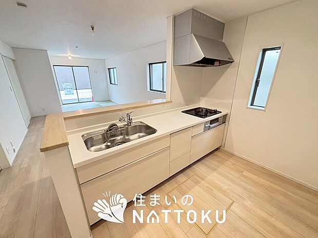 現地写真(キッチン)
収納たっぷりのシステムキッチン、浄水器付水栓を標準装備しています。