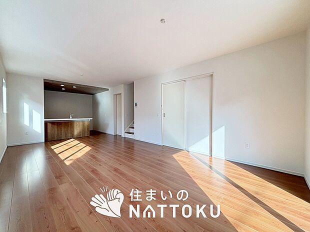 現地写真(リビング)
フローリング材には、木目、色調など木材特有の風合いがあり、ナチュラルな美しさになっています。