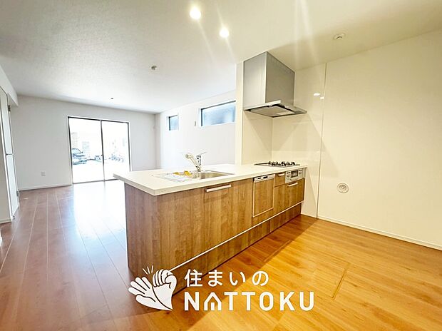 現地写真(キッチン)
収納たっぷりのシステムキッチン、浄水器付水栓を標準装備しています。