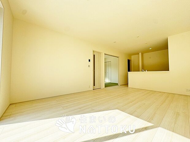 現地写真（リビング）
フローリング材には、木目、色調など木材特有の風合いがあり、ナチュラルな美しさになっています。
