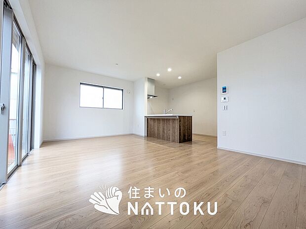 現地写真(リビング)
フローリング材には、木目、色調など木材特有の風合いがあり、ナチュラルな美しさになっています。