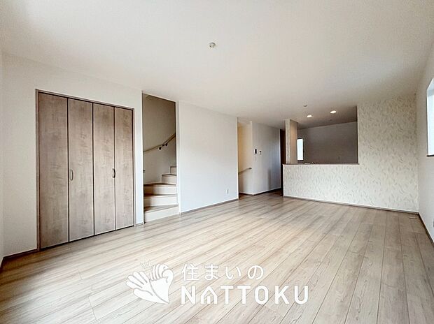 現地写真（リビング）
フローリング材には、木目、色調など木材特有の風合いがあり、ナチュラルな美しさになっています。
