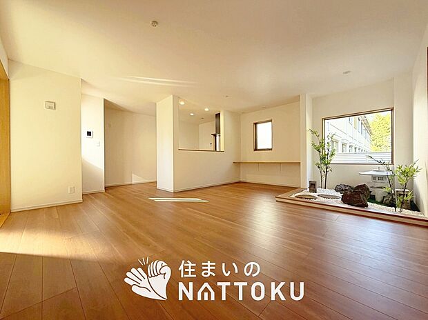 現地写真(リビング)
フローリング材には、木目、色調など木材特有の風合いがあり、ナチュラルな美しさになっています。