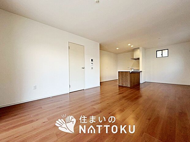 現地写真（リビング）
フローリング材には、木目、色調など木材特有の風合いがあり、ナチュラルな美しさになっています。