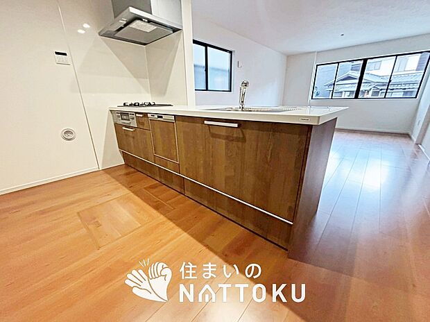 現地写真（キッチン）
収納たっぷりのシステムキッチン、浄水器付水栓を標準装備しています。
