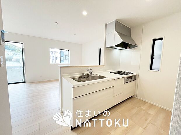 現地写真(キッチン)
収納たっぷりのシステムキッチン、浄水器付水栓を標準装備しています。