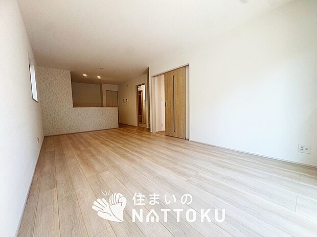 現地写真（リビング）
フローリング材には、木目、色調など木材特有の風合いがあり、ナチュラルな美しさになっています。