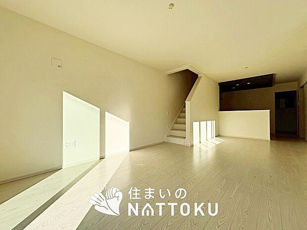 現地写真（リビング）
フローリング材には、木目、色調など木材特有の風合いがあり、ナチュラルな美しさになっています。
