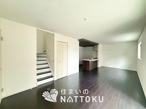 現地写真(リビング)
フローリング材には、木目、色調など木材特有の風合いがあり、ナチュラルな美しさになっています。