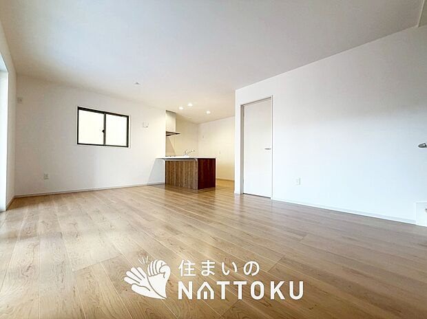 現地写真（リビング）
フローリング材には、木目、色調など木材特有の風合いがあり、ナチュラルな美しさになっています。