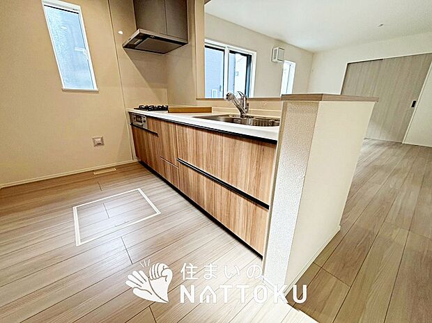 現地写真（キッチン）
収納たっぷりのシステムキッチン、浄水器付水栓を標準装備しています。