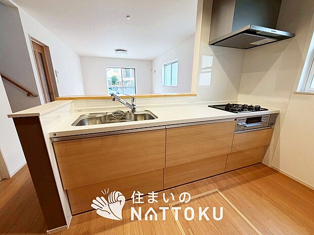 現地写真（キッチン）
収納たっぷりのシステムキッチン、浄水器付水栓を標準装備しています。