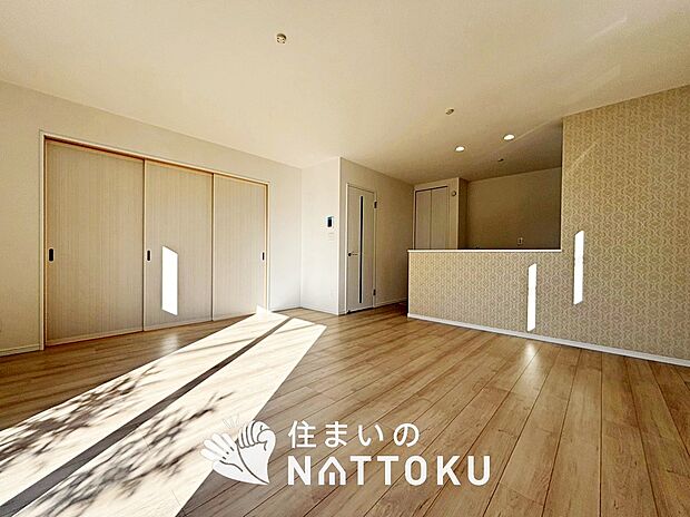 現地写真（リビング）
フローリング材には、木目、色調など木材特有の風合いがあり、ナチュラルな美しさになっています。
