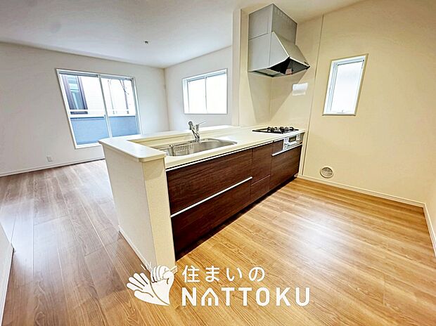 現地写真（キッチン）
収納たっぷりのシステムキッチン、浄水器付水栓を標準装備しています。