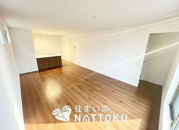 現地写真（リビング）
フローリング材には、木目、色調など木材特有の風合いがあり、ナチュラルな美しさになっています。
