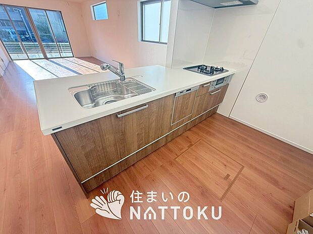 現地写真（キッチン）
収納たっぷりのシステムキッチン、浄水器付水栓を標準装備しています。
