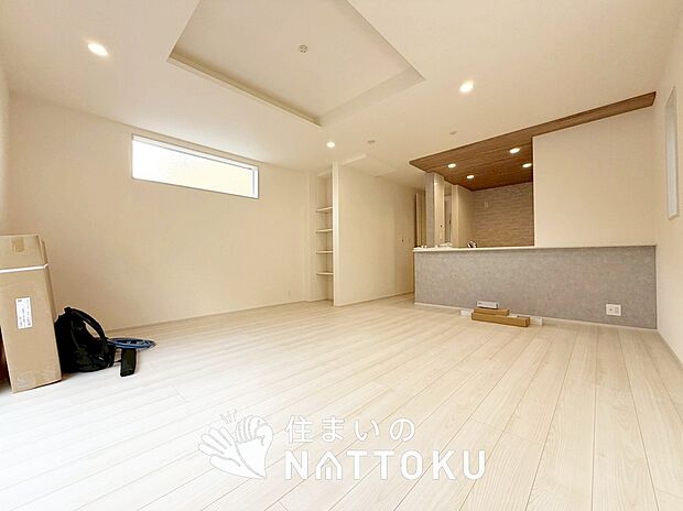 現地写真（リビング）
フローリング材には、木目、色調など木材特有の風合いがあり、ナチュラルな美しさになっています。
