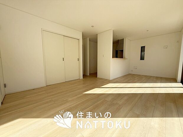 現地写真(リビング)
フローリング材には、木目、色調など木材特有の風合いがあり、ナチュラルな美しさになっています。