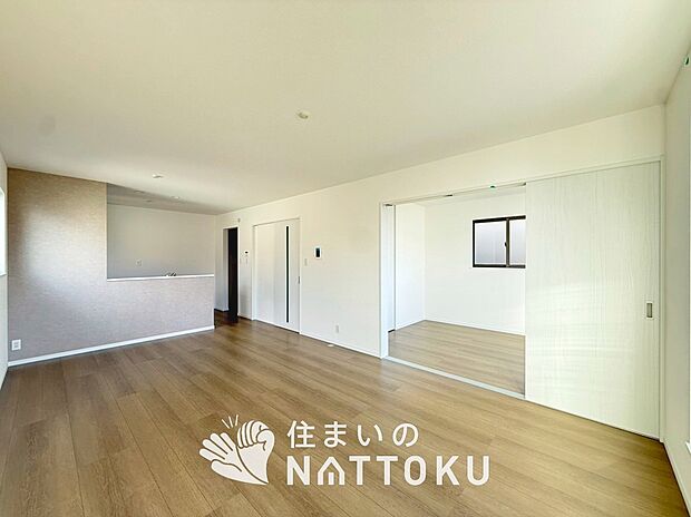 現地写真（リビング）
フローリング材には、木目、色調など木材特有の風合いがあり、ナチュラルな美しさになっています。