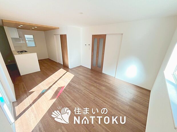 現地写真（リビング）
フローリング材には、木目、色調など木材特有の風合いがあり、ナチュラルな美しさになっています。
