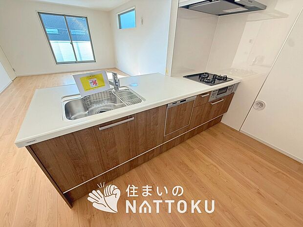 現地写真（キッチン）
収納たっぷりのシステムキッチン、浄水器付水栓を標準装備しています。
