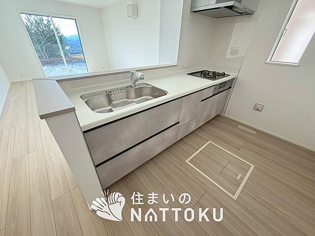 現地写真（キッチン）
収納たっぷりのシステムキッチン、浄水器付水栓を標準装備しています。
