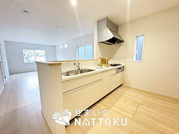 現地写真（キッチン）
収納たっぷりのシステムキッチン、浄水器付水栓を標準装備しています。
