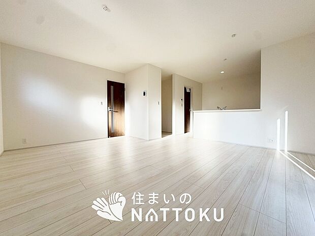 現地写真（リビング）
フローリング材には、木目、色調など木材特有の風合いがあり、ナチュラルな美しさになっています。