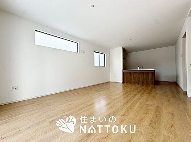 現地写真（リビング）
フローリング材には、木目、色調など木材特有の風合いがあり、ナチュラルな美しさになっています。
