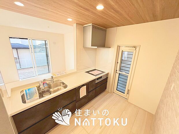 現地写真（キッチン）
収納たっぷりのシステムキッチン、浄水器付水栓を標準装備しています。
