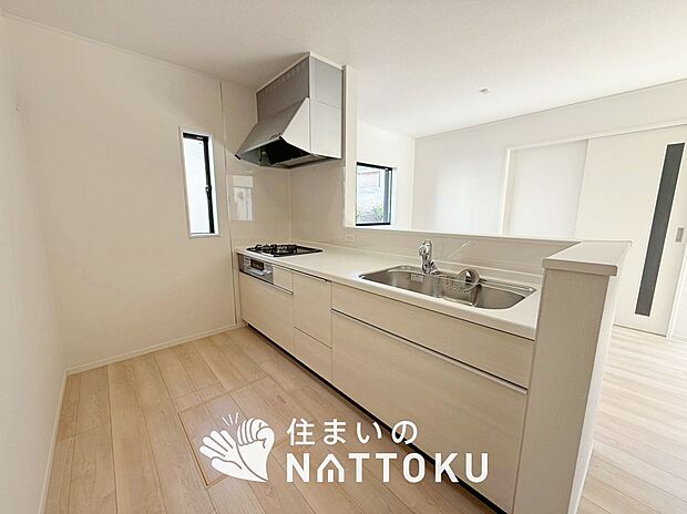 現地写真（キッチン）
収納たっぷりのシステムキッチン、浄水器付水栓を標準装備しています。
