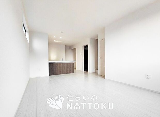 現地写真（リビング）
フローリング材には、木目、色調など木材特有の風合いがあり、ナチュラルな美しさになっています。