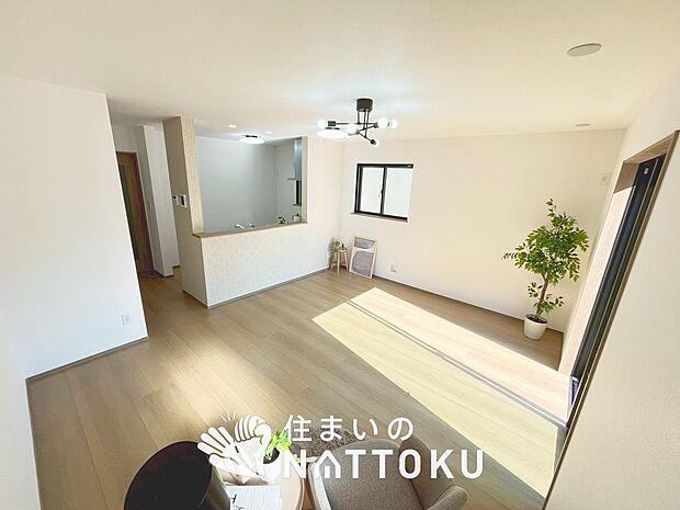 現地写真（リビング）
フローリング材には、木目、色調など木材特有の風合いがあり、ナチュラルな美しさになっています。
