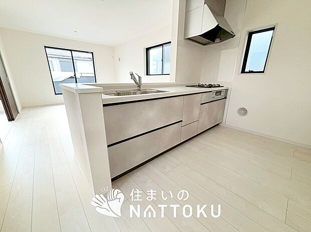 現地写真（キッチン）
収納たっぷりのシステムキッチン、浄水器付水栓を標準装備しています。
