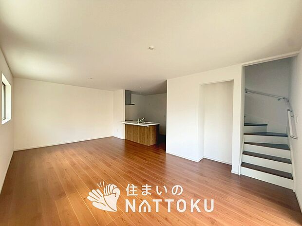 現地写真（リビング）
フローリング材には、木目、色調など木材特有の風合いがあり、ナチュラルな美しさになっています。
