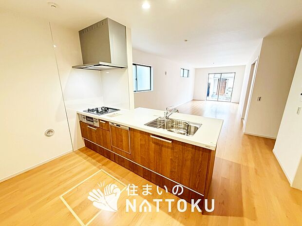 現地写真（キッチン）
収納たっぷりのシステムキッチン、浄水器付水栓を標準装備しています。
