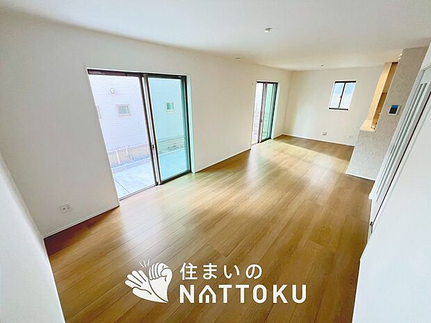 現地写真（リビング）
フローリング材には、木目、色調など木材特有の風合いがあり、ナチュラルな美しさになっています。
