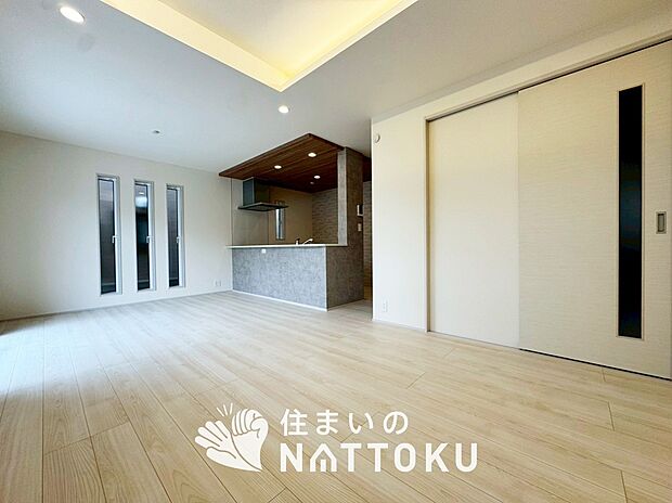 現地写真（リビング）
フローリング材には、木目、色調など木材特有の風合いがあり、ナチュラルな美しさになっています。
