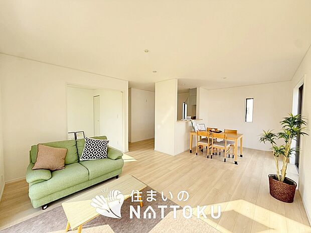 現地写真（リビング）
フローリング材には、木目、色調など木材特有の風合いがあり、ナチュラルな美しさになっています。
