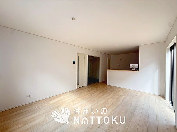 現地写真（リビング）
フローリング材には、木目、色調など木材特有の風合いがあり、ナチュラルな美しさになっています。
