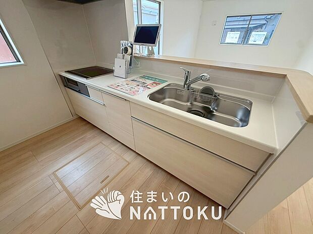 現地写真（キッチン）
収納たっぷりのシステムキッチン、浄水器付水栓を標準装備しています。

