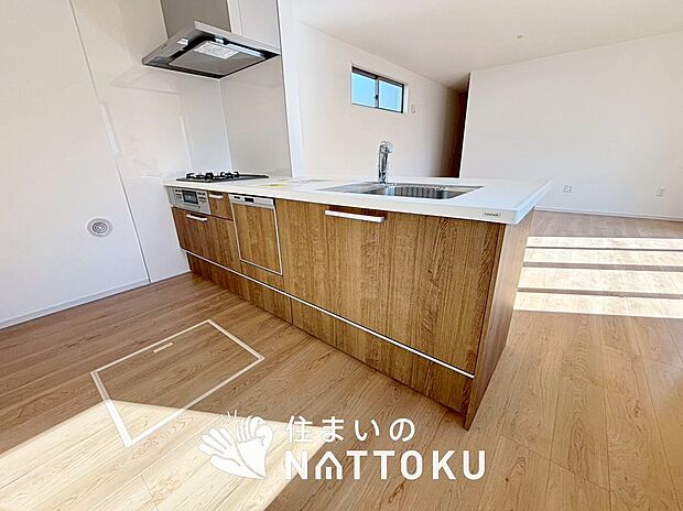 現地写真（キッチン）
収納たっぷりのシステムキッチン、浄水器付水栓を標準装備しています。
