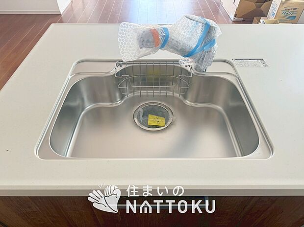 現地写真（キッチン）
収納たっぷりのシステムキッチン、浄水器付水栓を標準装備しています。
