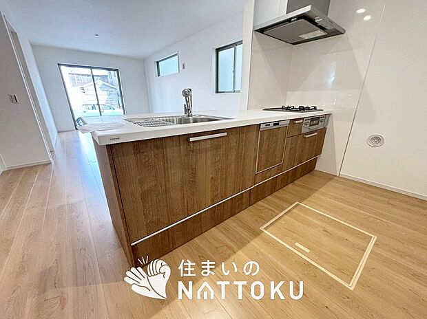 現地写真（キッチン）
収納たっぷりのシステムキッチン、浄水器付水栓を標準装備しています。

